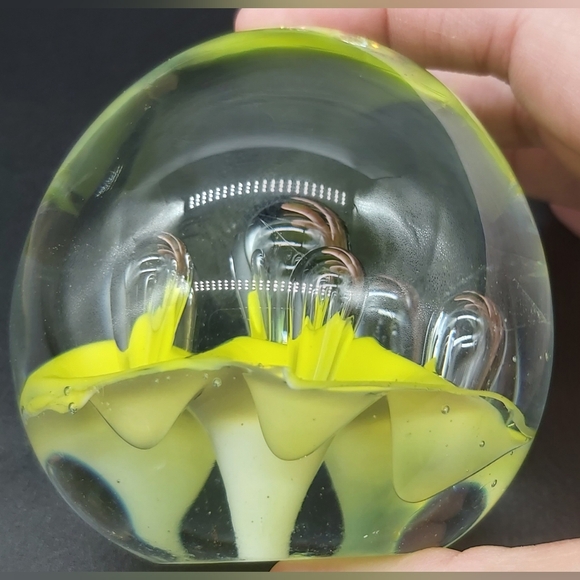 Art glass yellow paperweight with teardrop bubbles - Picture 2 of 9